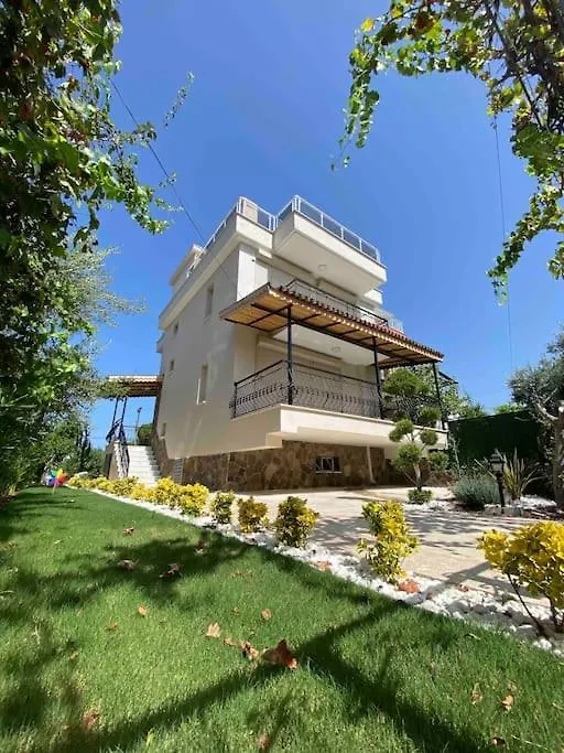 Villa With Garden In Urla, Torasan